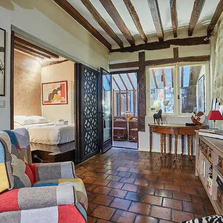 In Heart Of Marais By Prestige
